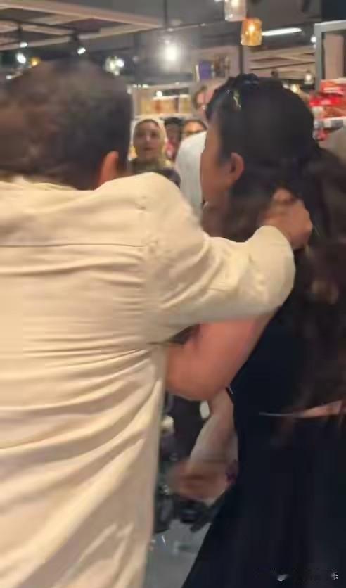 两名中国女子在埃及超市因当地人插队起冲突，两女子与对方5人斗殴不落下风，围观者都