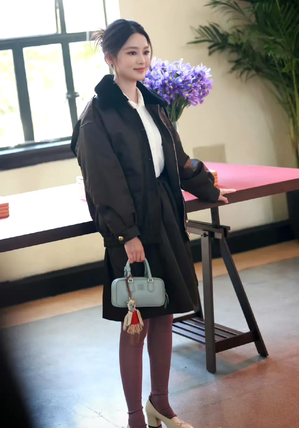 李沁的穿搭总能玩出别致感，一身深棕系穿搭搭配紫色丝袜，复古又吸睛，手提...