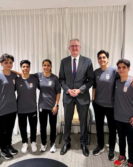 欧洲新闻网报道，当地时间9日，澳大利亚内政部长托尼.布瑞克宣布，五名伊朗女足队员