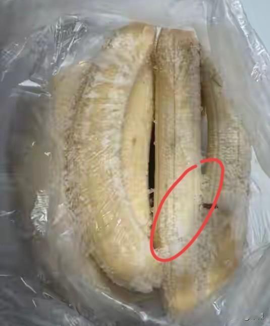 我好像发现了个好法子。前段时间买了串香蕉，怕放坏了可惜，就剥皮掰成段，装进保鲜