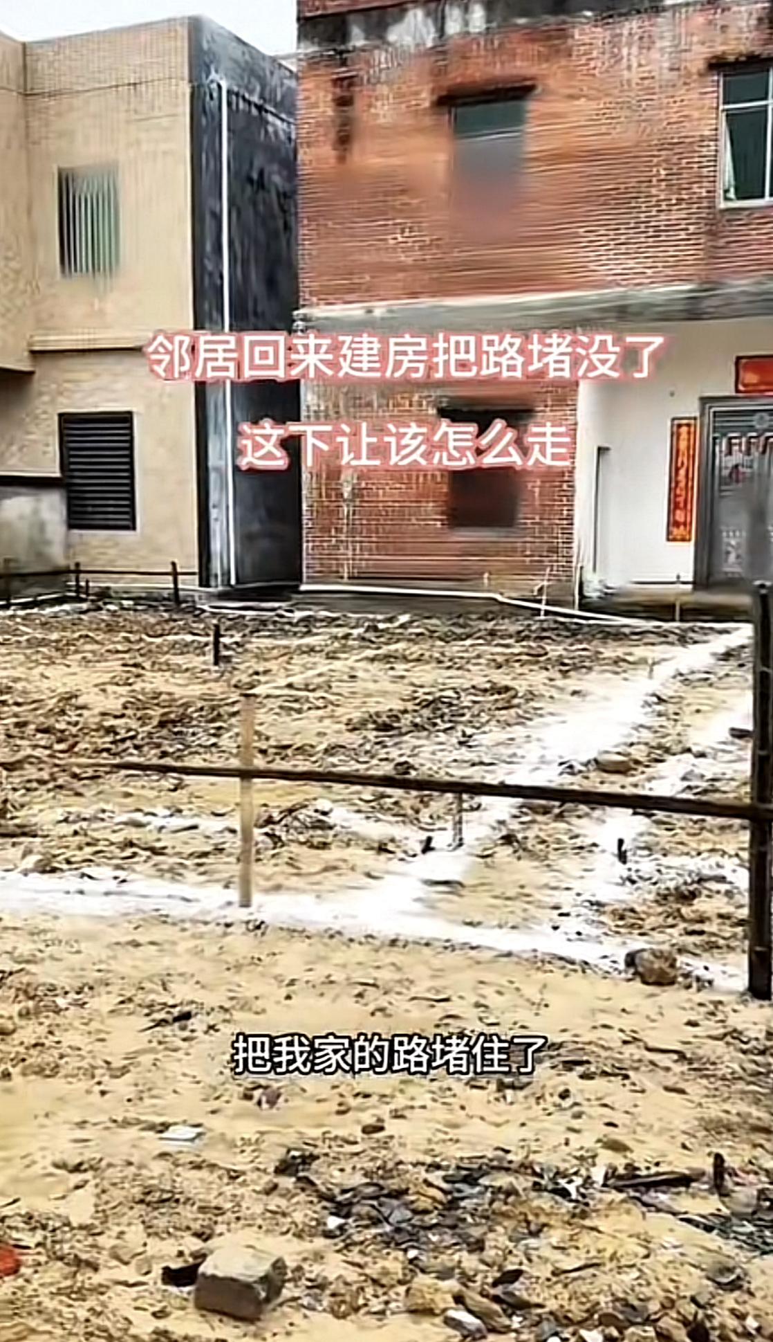我家翻建房子时，把自家门前的路占用了。之前前面那家的宅基地长期没人用，我们一直把