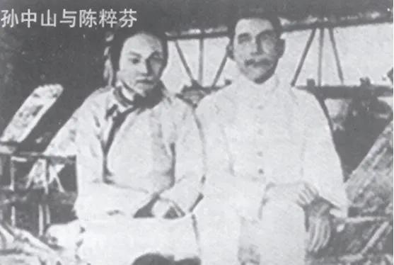 1925年春，孙中山去世前，突然拉住宋庆龄的手，说：“我想睡到地上去。”宋庆龄急