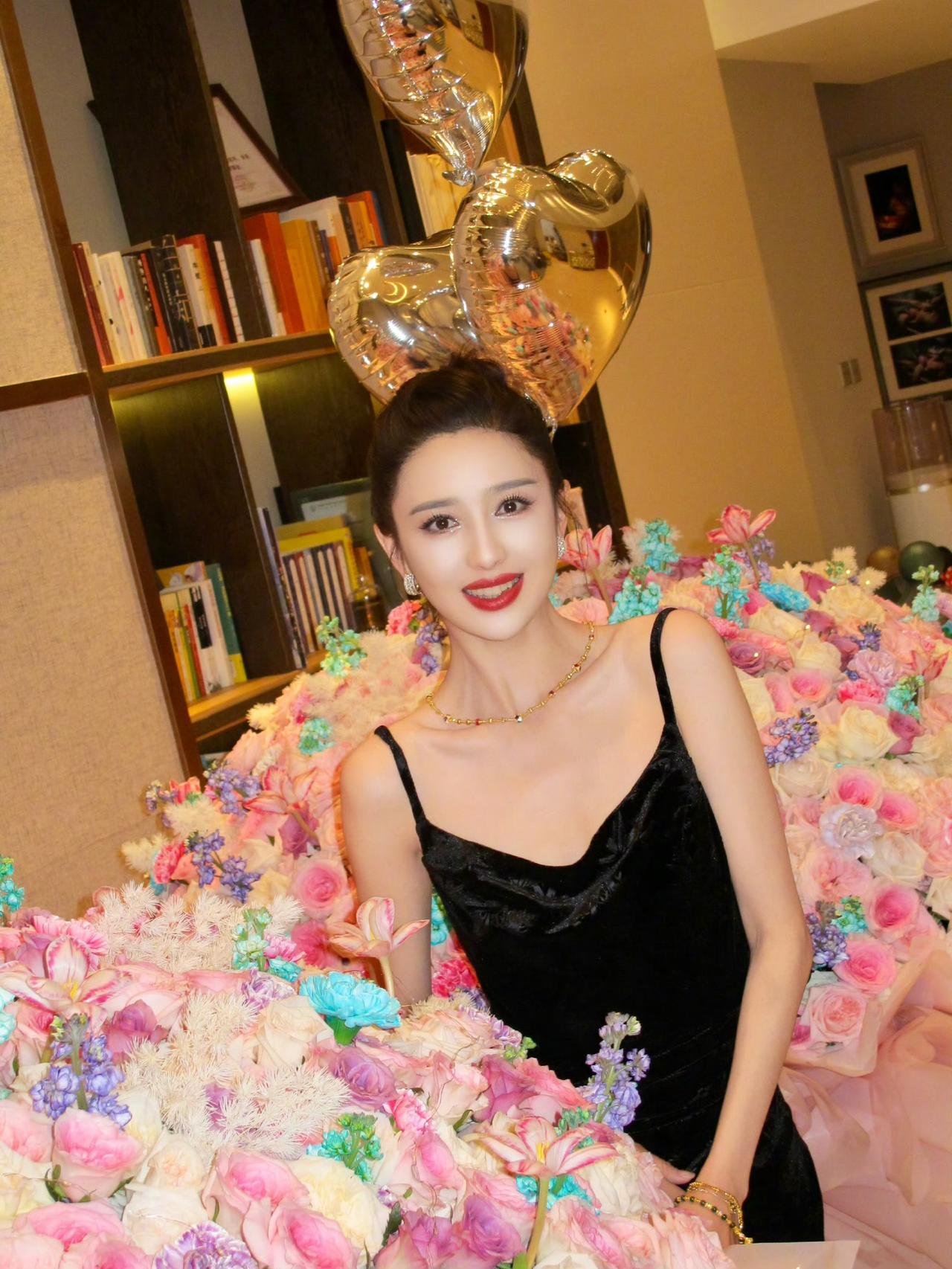 董璇卡点发微博为佟丽娅庆生，配文“祝我妹生日快乐，有你真好”，还晒出一组满是暖意