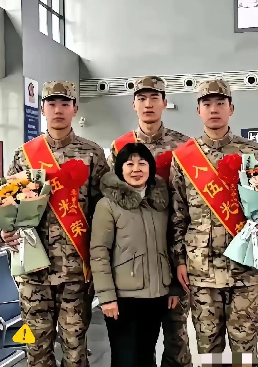 山东临沂沂南的张大姐今年59岁，二十一年前顶着38岁高龄生下三胞胎。男人走得早，