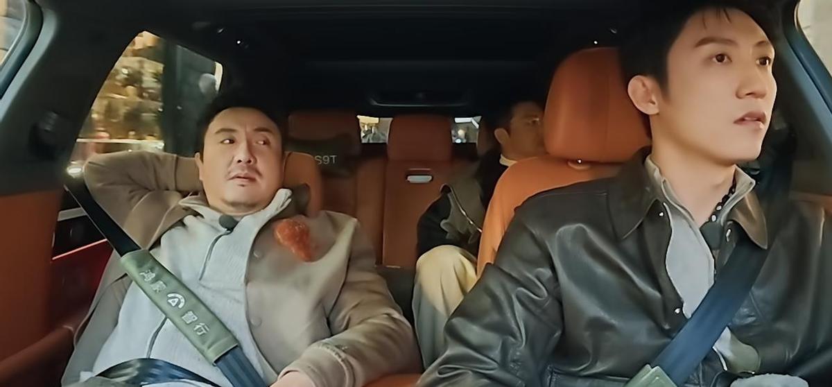 看这期《现在就出发3》真的笑不活了，别的嘉宾挤作一团，就沈腾一个人舒舒服服坐宽敞