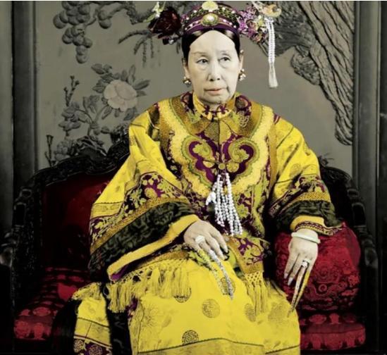 1900年，慈禧狼狈逃到了山西首富乔家，临走前慈禧让乔家借给她10万两，乔致庸瞬