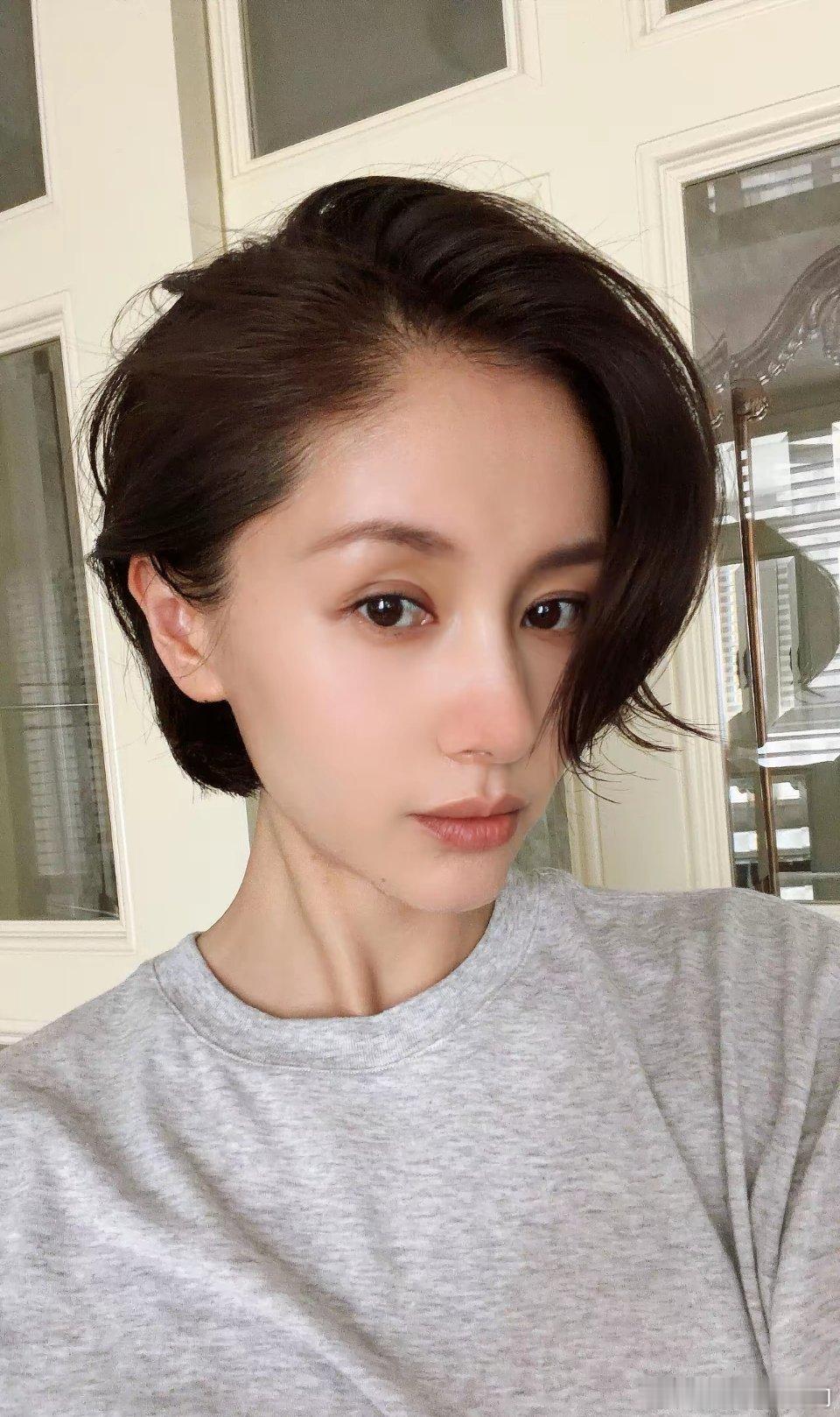6月24日，39岁演员王子文发文说：“不是赶时髦，是我的脸只认短发。又剪了，不得