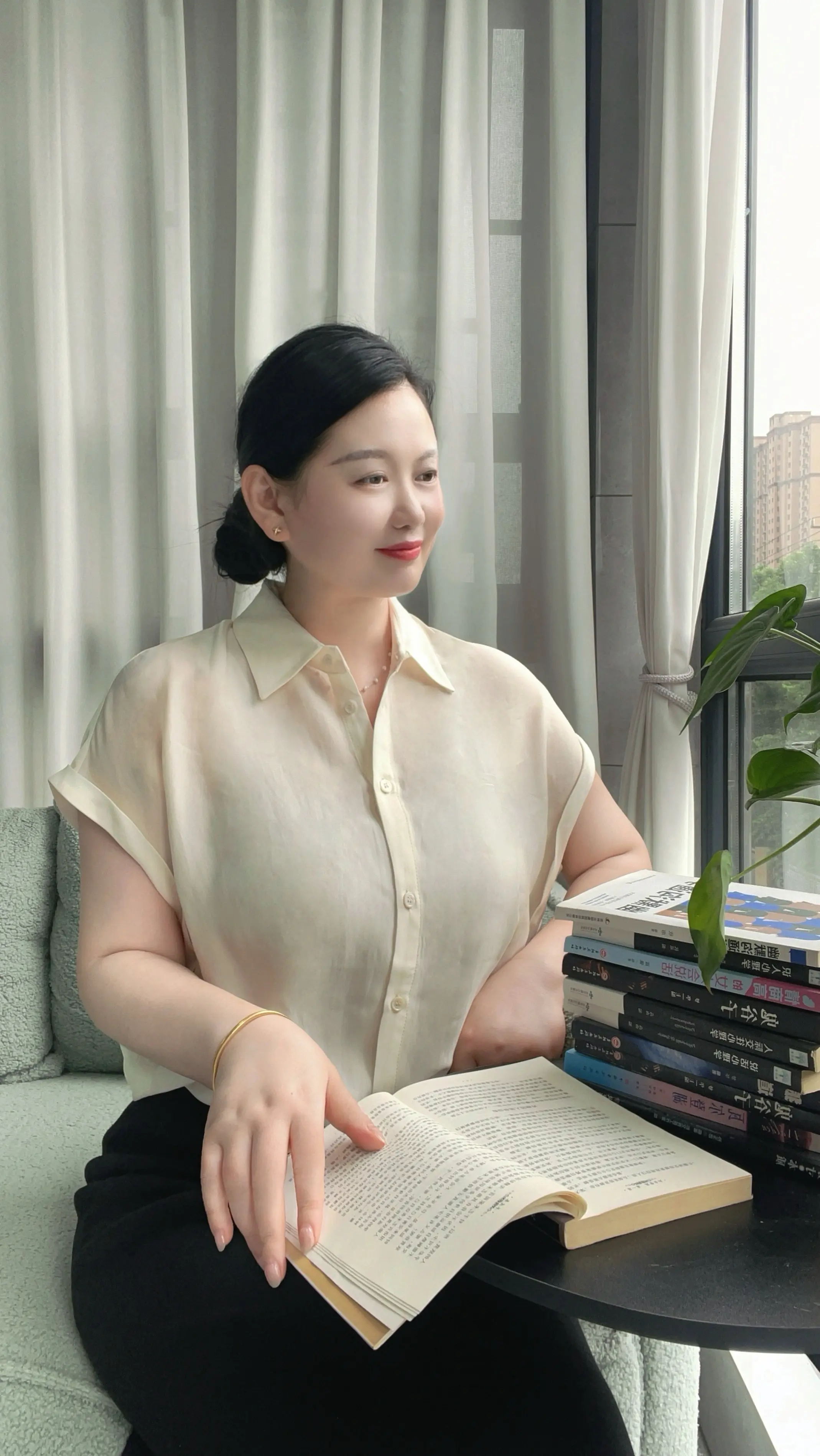 真正珍贵的女人， 从不是有多耀眼， 而是骨子里的干净、端正与善良。 不...