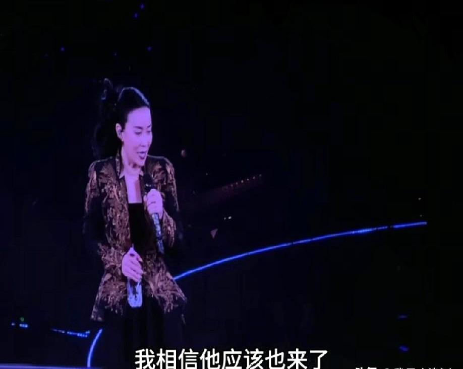 台上灯一暗，那英轻笑着喊：“梁博来了没？”镜头绕场好几圈，空。观众以为缺席了。