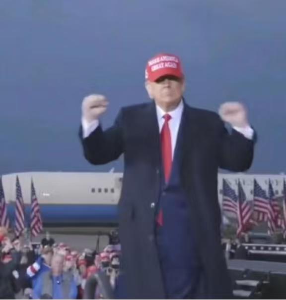 你不得不服，特朗普这人真把美国政治那套老规矩给搅得天翻地覆以前的美国总统，要