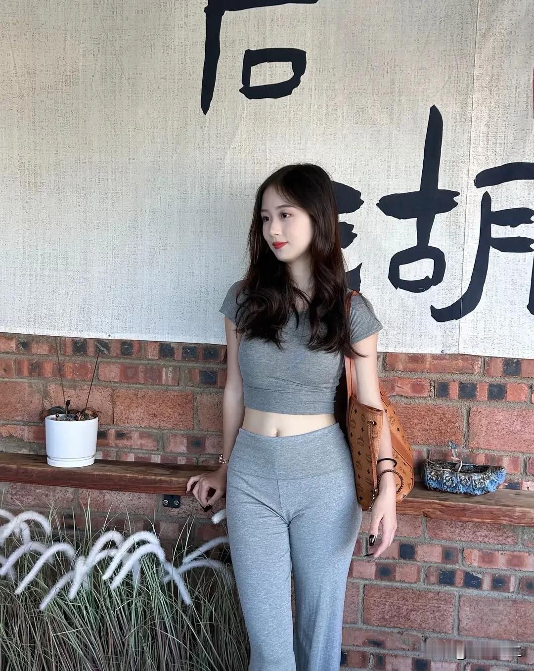 都市雅痞风穿搭，灰色运动套装搭配棕色手提包，简约时尚！浅灰色穿搭