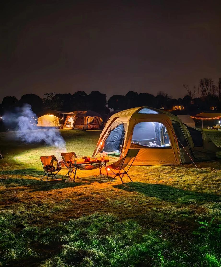 我问正在洗澡的老公：那些出去旅游住帐篷不住酒店的人是不是都很穷？我老公一句话让