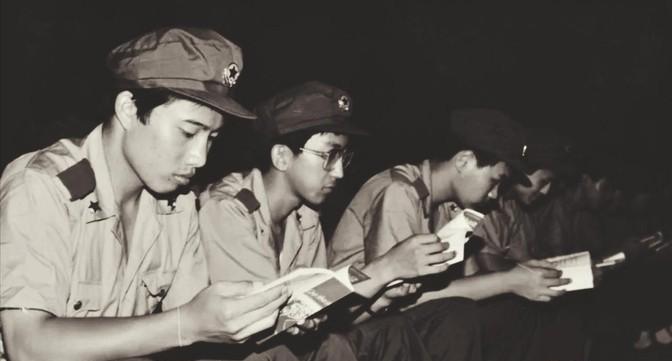 1984年的一天晚上，驻金华某部武警完成训练任务后，观看热播的电视剧《霍元甲》。