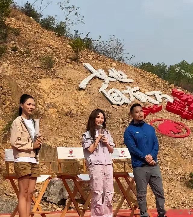 谭松韵本人跟银幕上差距很大，个子好矮小小一只，真人并不年轻!​​​