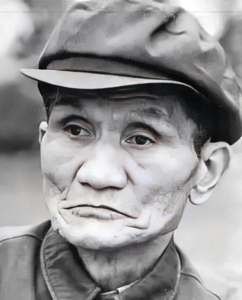 1947年冬，山东一户农家的女主人，将一些吃的递给门前的乞丐，乞丐没有接，开口的
