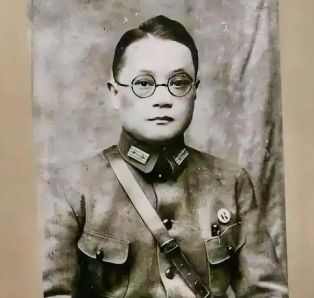 1949年，川军将领潘文华在起义前，发现枕边人七姨太每天都悄咪咪的，有次他开始调