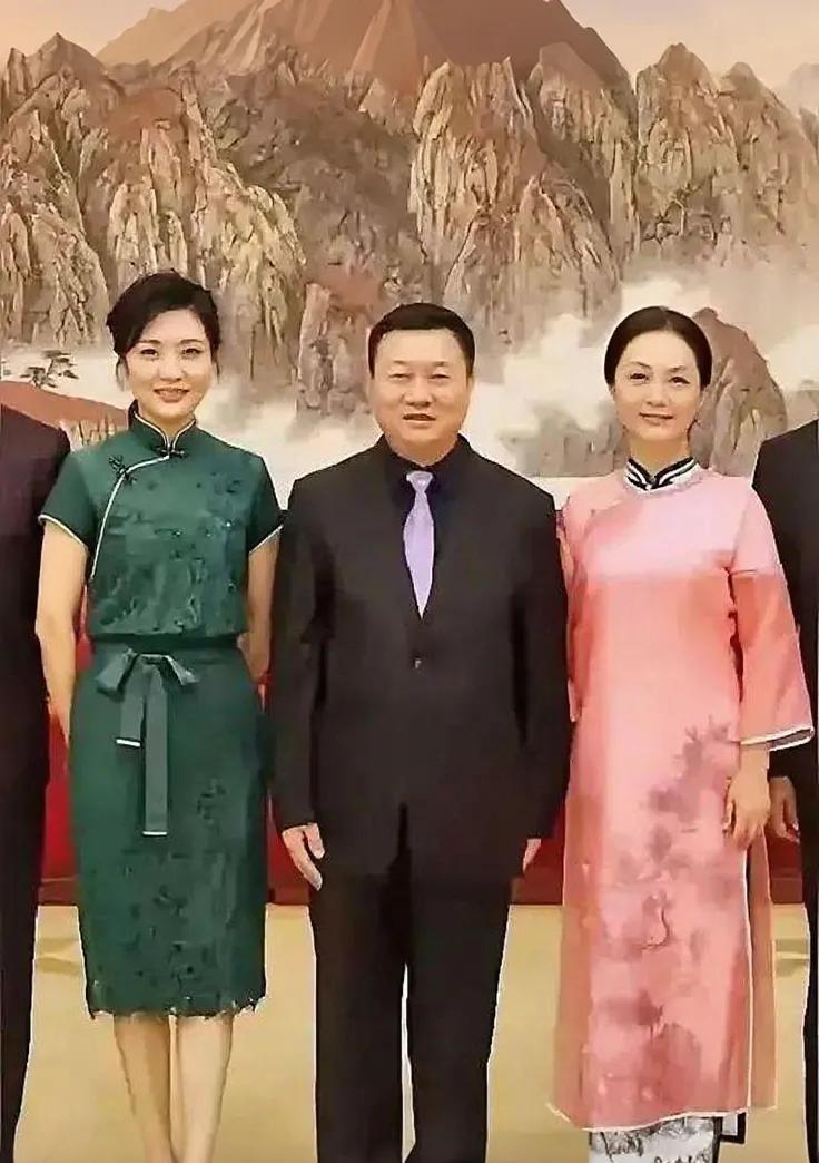 在央视的舞台上，美女主持人们总是光彩夺目，但当两位知名美女主持人周涛和海霞并排站