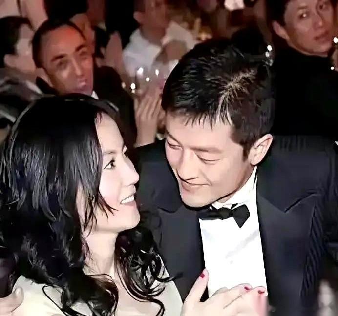 说起李亚鹏，有两个镜头，简直没法放一块儿看。第一个镜头，是当年。人山人海里，他