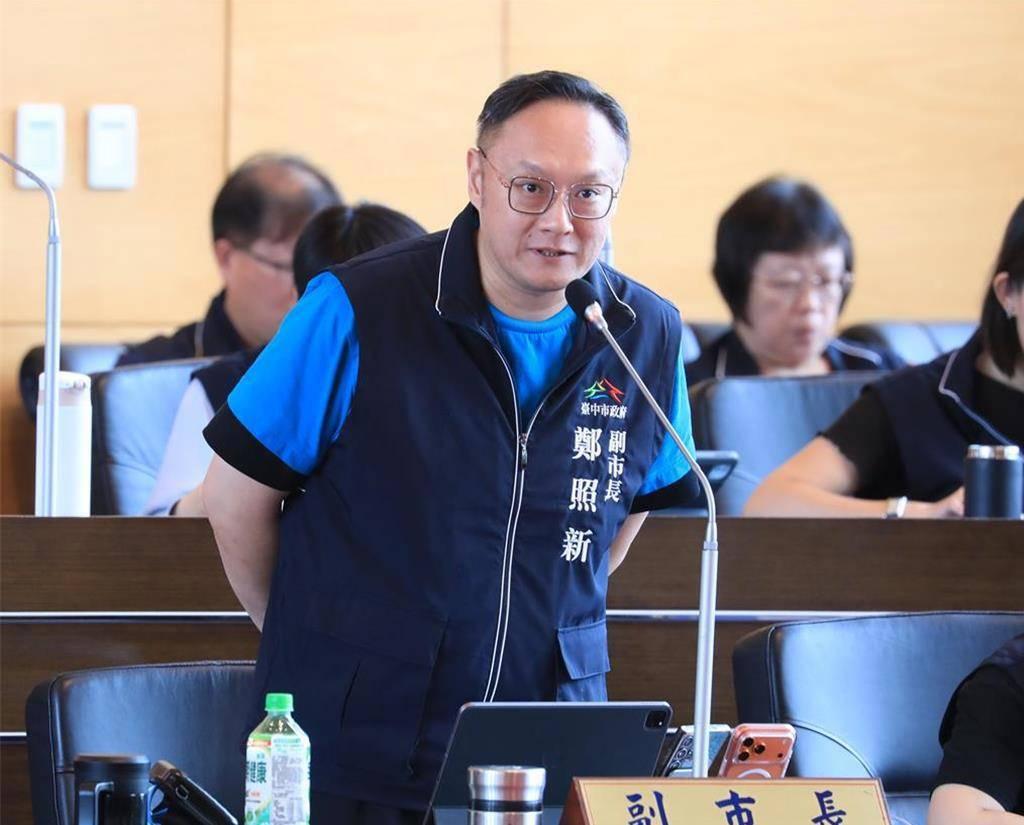 真正的高手从不大喊大叫，只会掐准时机、步步落子、一击定局。早前台中市副市长郑照新