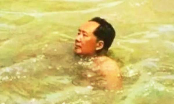 1954年，毛主席去北戴河游泳，恰巧偶遇一个老渔夫，他没认出毛主席的身份，还和毛