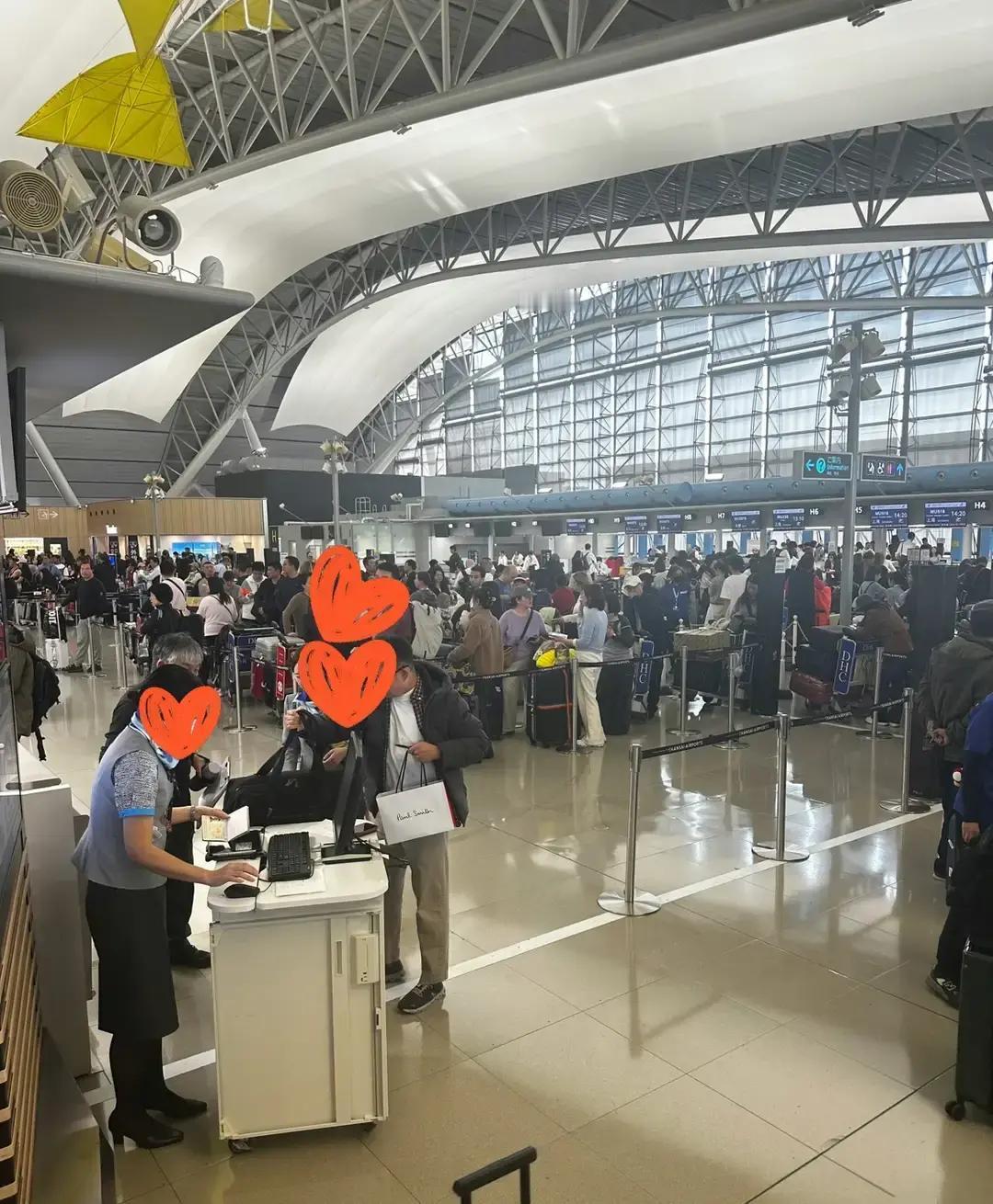 为啥这时候日本西关机场的中国人排这么长队？原因其实很简单，有人总觉得出门只要自己