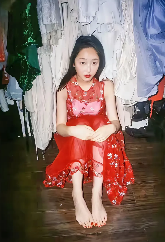 蒋梦婕，身高166cm，光着脚丫静静坐在地板上，画面温婉动人。她的双脚虽略显宽大