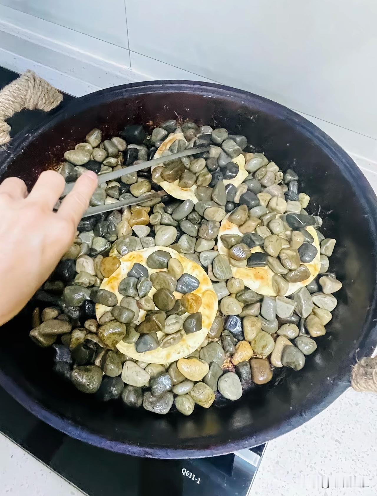 前段时间在河边捡的石子专门用来复刻老家的石子馍！别人：一做就废我：一做就会[呲