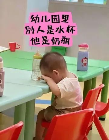这位16个月大的“小小战士”，看着真有些令人心酸。全网都在心疼那个趴桌子哭的