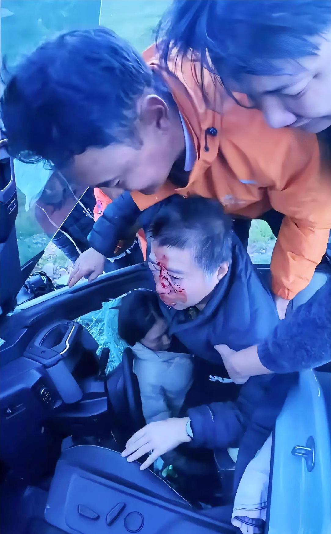 泪目了！一个在西藏自驾游的男子在孜珠寺刷牙，突然看到一辆越野车坠崖了！自驾游的