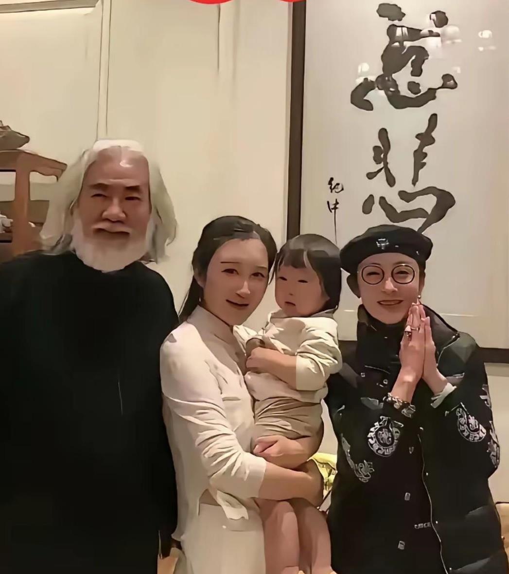 张纪中一家人和岳母的一张合影，没想到他岳母这么年轻漂亮啊！[玫瑰][玫瑰][玫瑰