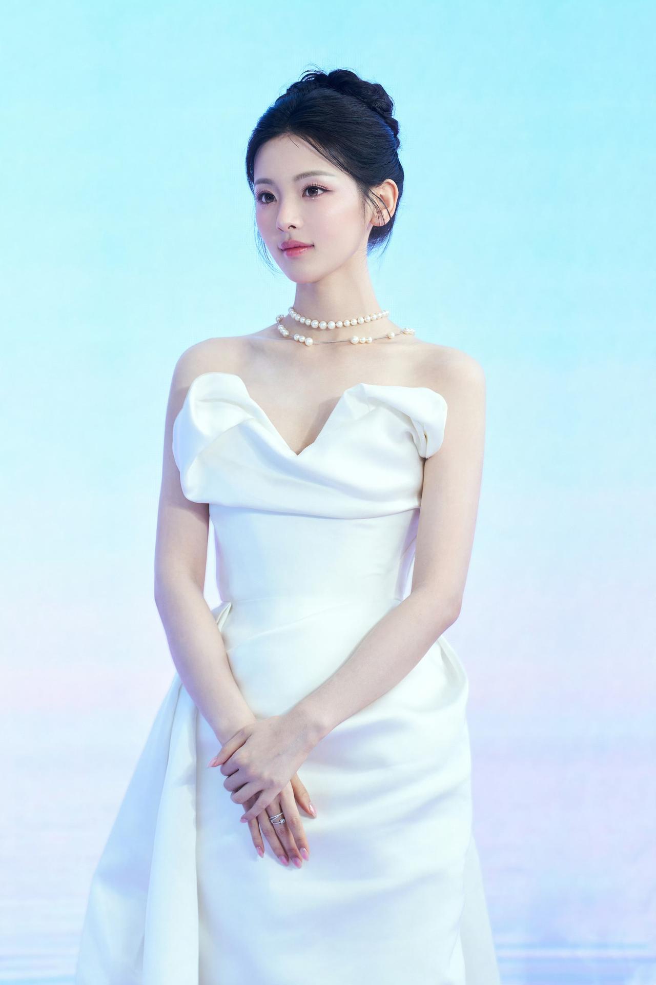 杨超越高颅顶简约盘发，一袭白缎长裙，宛如月光里的公主
