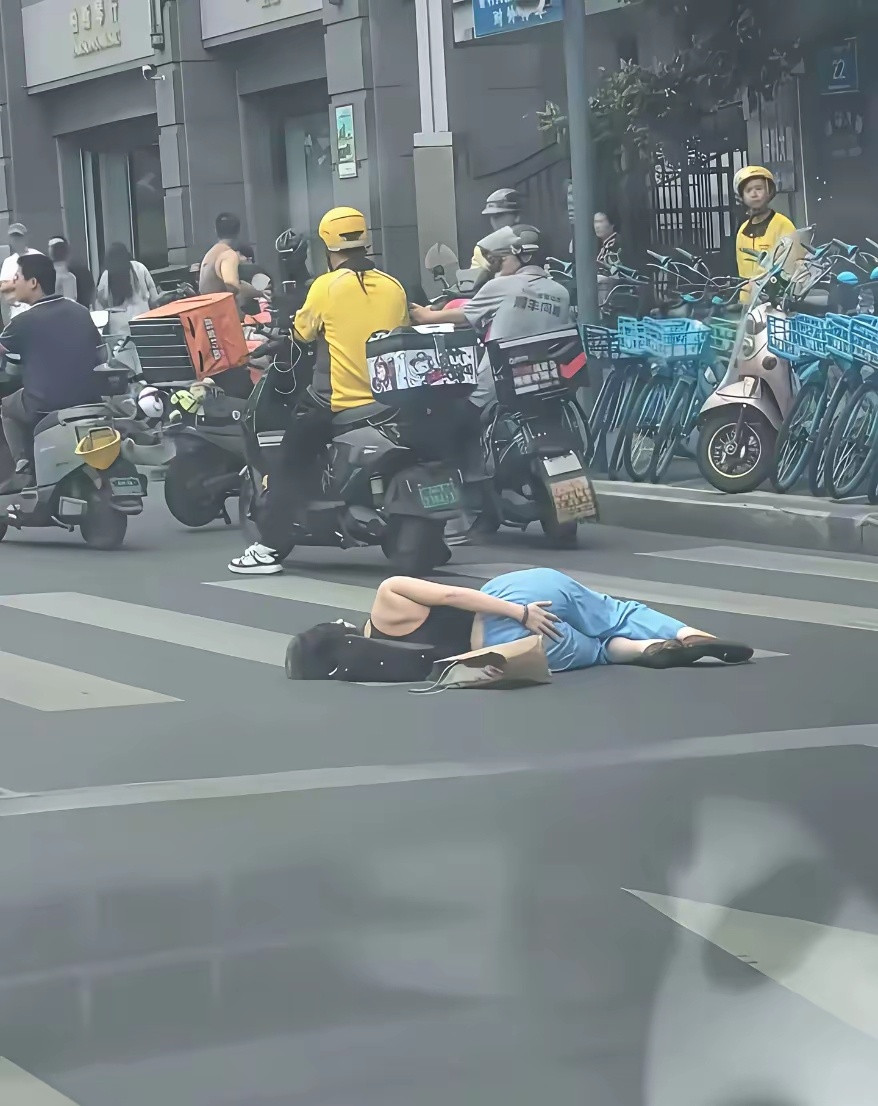 外卖小哥和重伤的美女这车速应该很快了女子看起来伤的不轻连车子都不知道哪里去了