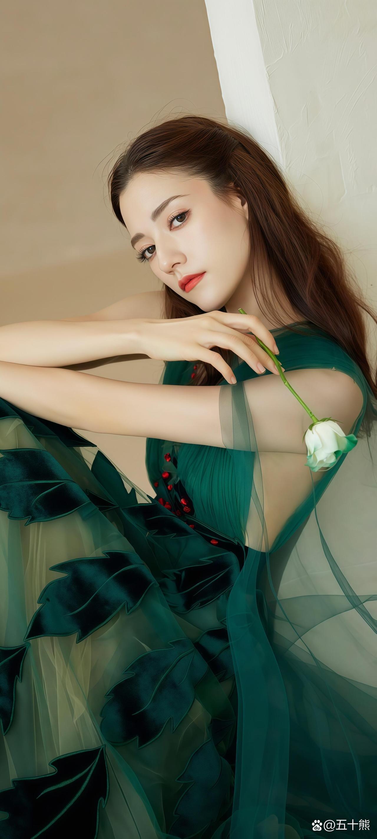 刚刷到娜然新写真我直接瞳孔地震！这姐们儿是去狐狸洞进修过吧？眼尾上挑自带勾人感，