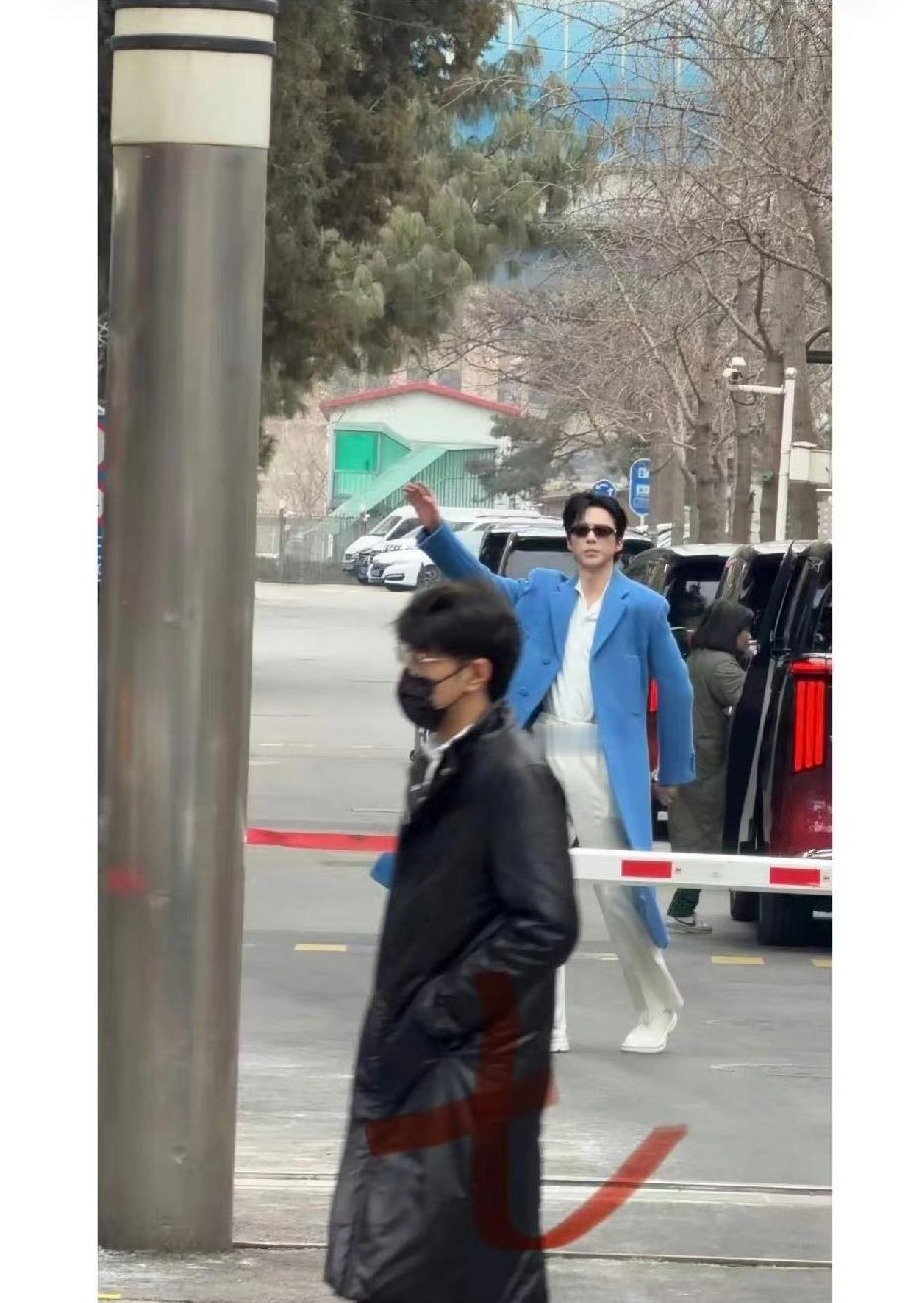 本以为再就业男团肯定无缘今年央视春晚，直到看到有网友发出了这个，来看看这是谁[笑