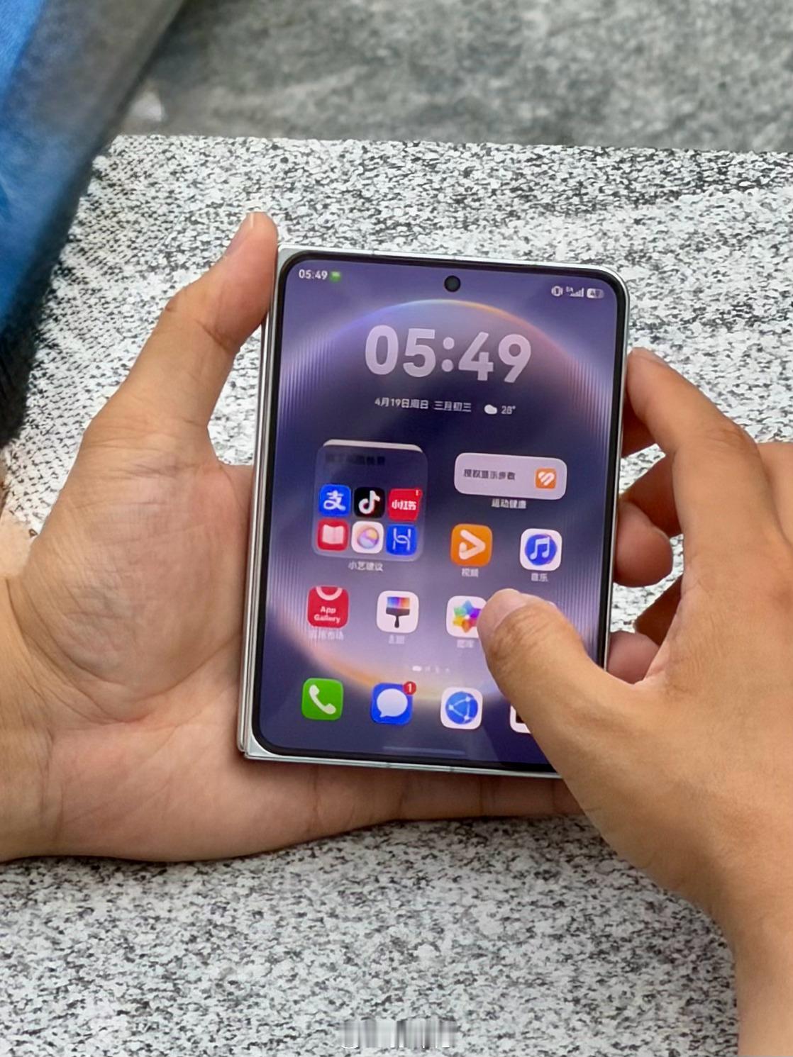 PuraXMax，不管正面还是背面，都感觉很像iPhoneFold华为Pura