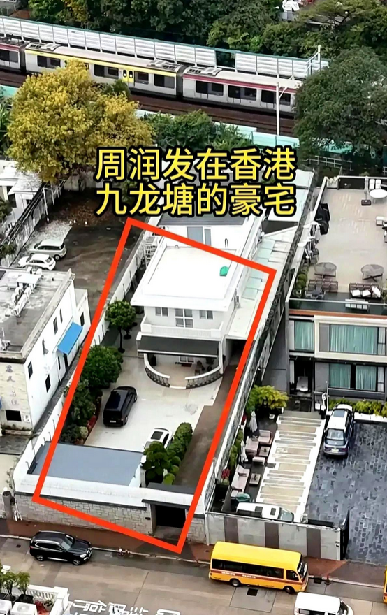 这是周润发在香港九龙塘的豪宅，在1990年花了近1500万买下。35年前的1