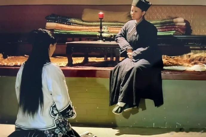 《甄嬛传》一直想不通太妃是怎么上炕的…网友：两手向后一撑，屁股一撅往上一蹬