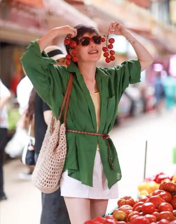 53岁吴越菜市场造型意外走红！中年女人这样穿简约又高级，不装嫩也不显老