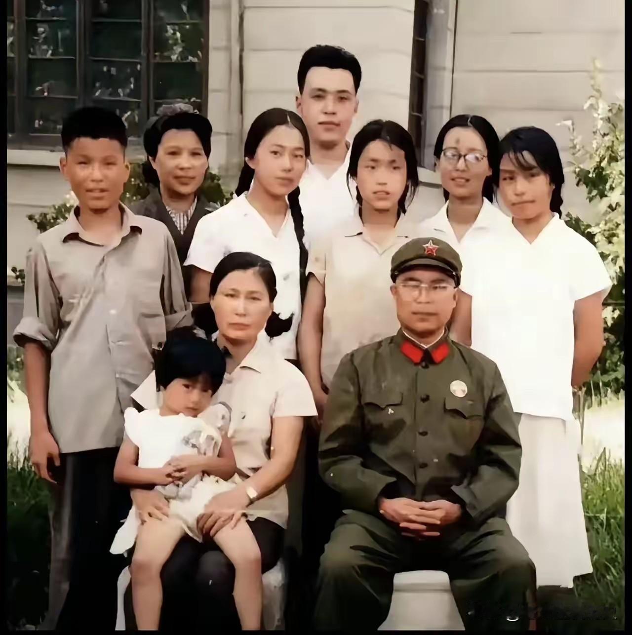 这张全家福，定格了开国中将王近山将军阖家欢聚的温馨瞬间。画面里，将军身姿笔挺，