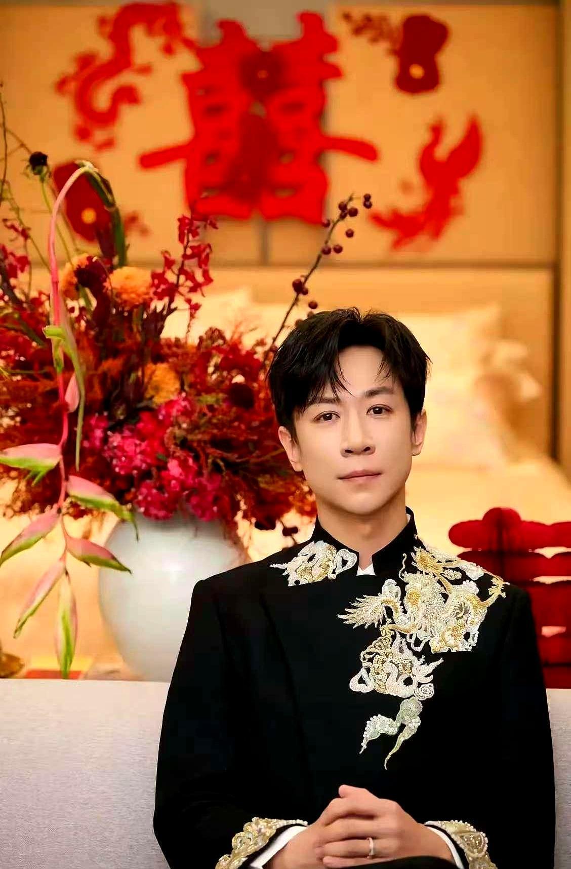 46岁的董璇再婚，嫁了个比她小9岁的张维伊，节目里笑得挺甜。可键盘侠盯上她