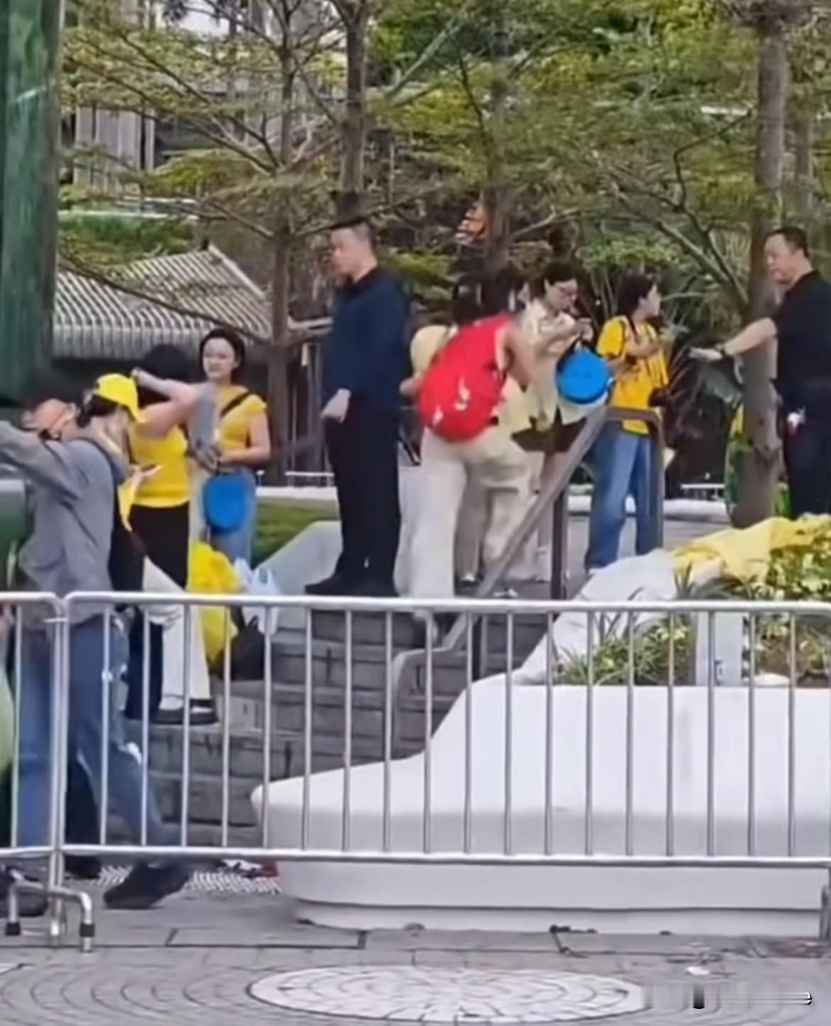 8月19日，肖战线下活动，品牌方对应援色严格管控，保安：穿红请进，穿黄不让进！