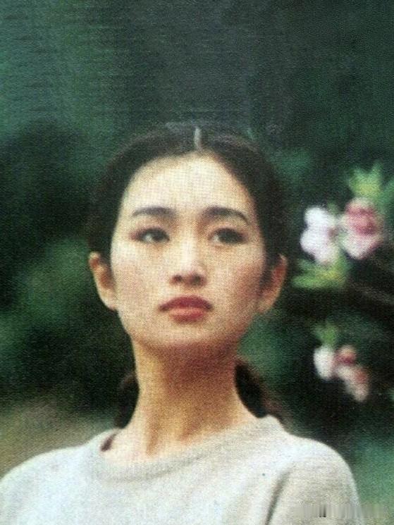 巩俐的美好，在于未经修饰的生动。年轻时的她，眉眼清澈、笑容质朴，带着齐鲁大地的爽
