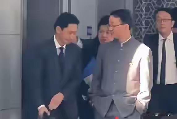 刚刚看到这几张图片，觉得很有意思，好像战胜国的代表都有双手插裤兜的习惯。日本从