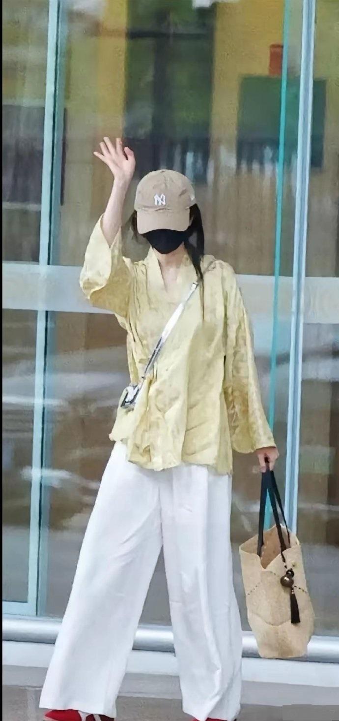 近日杨幂现身机场，她这回搭配的很漂亮，气质也不错，还很有洒脱之美。杨幂上身穿