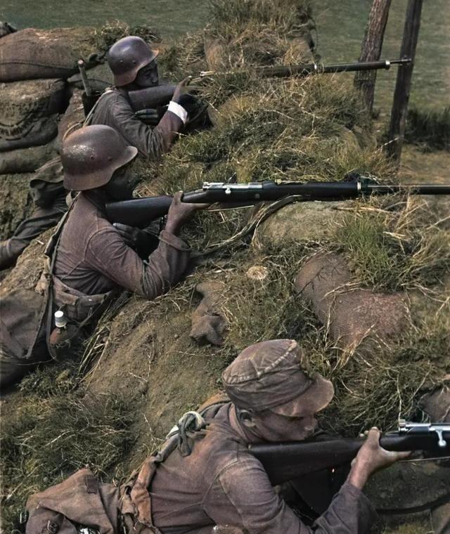 1937年，上海南京路，一队日军耀武扬威穿行，突然一个青年从人群中冲出，大骂：“