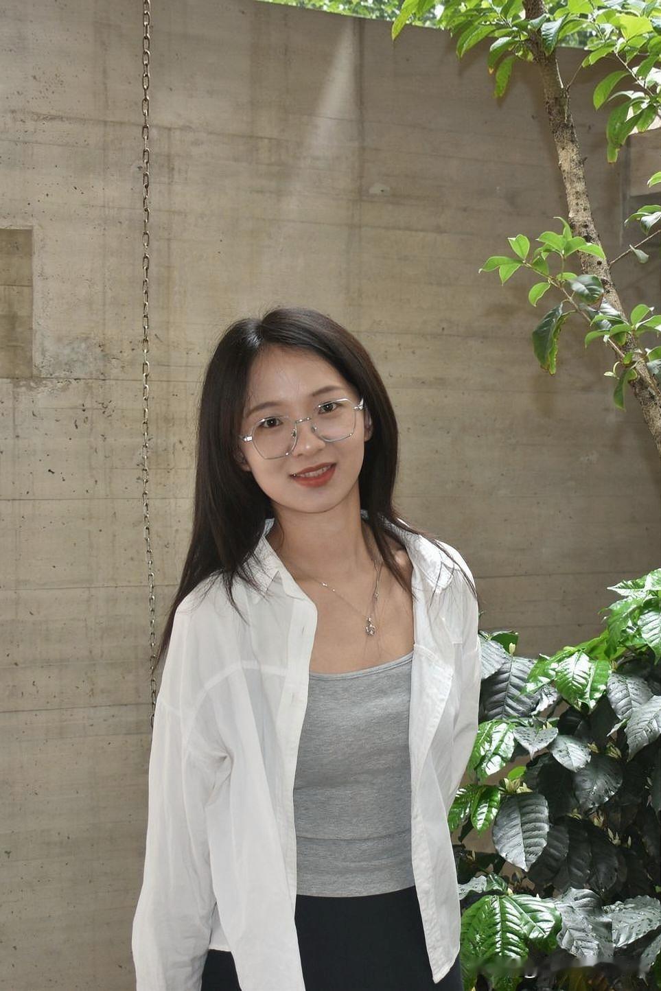 在咖啡馆的静谧时光，享受生活的美好。