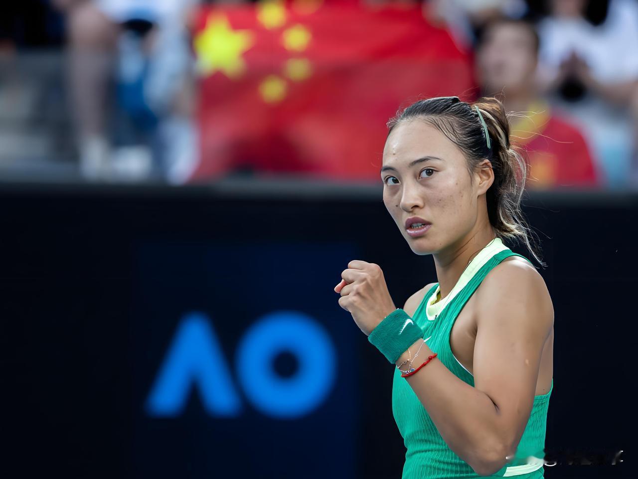 0比5落后，换你你扔拍子了吗？郑钦文没扔。北京时间9月8日美网女单第四轮，她