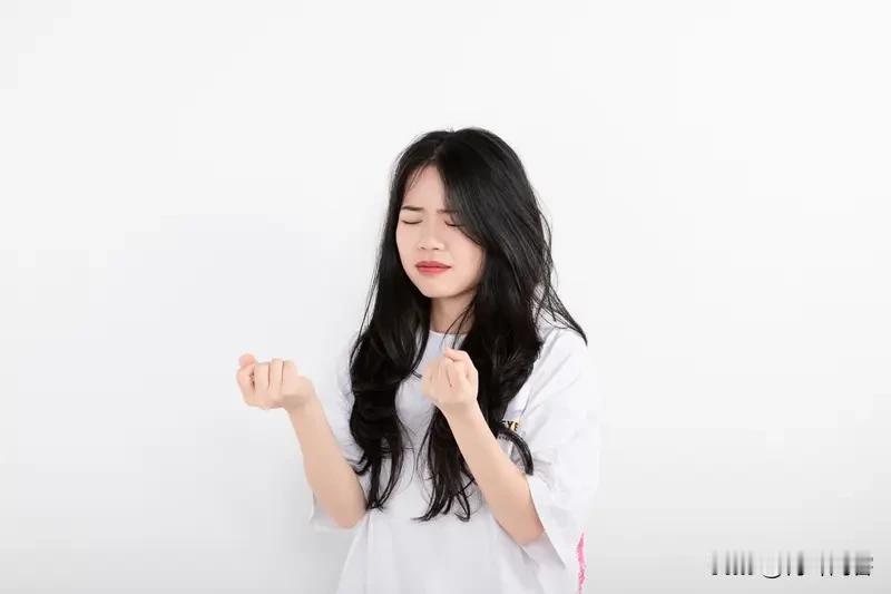 为什么要火葬？还不是利益驱使？火葬费用高，许多人可以获得利益。家里死了人，首先