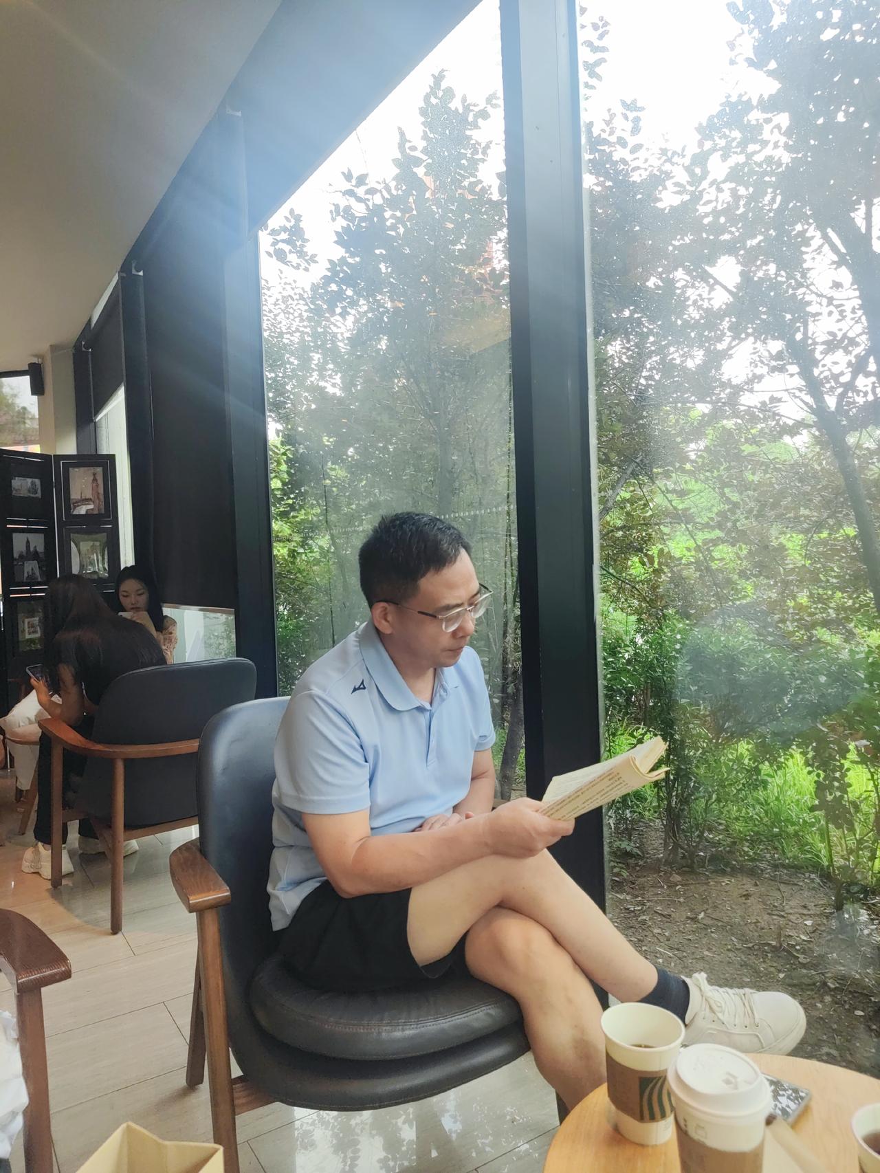 我尤其讨厌《红楼梦》里袭人的为人，她就是一个心机女，巴结王夫人、凤姐，一心想当宝