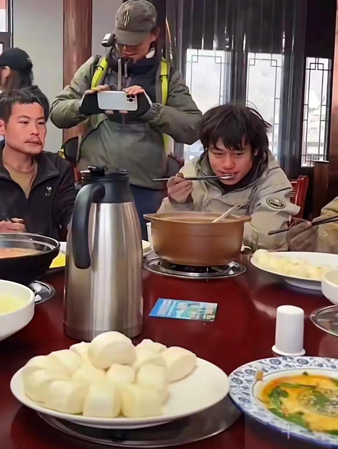 林北怕是肺都要气炸了！14人全进决赛，他之前砍的4000斤柴、费劲搭的庇护所全白